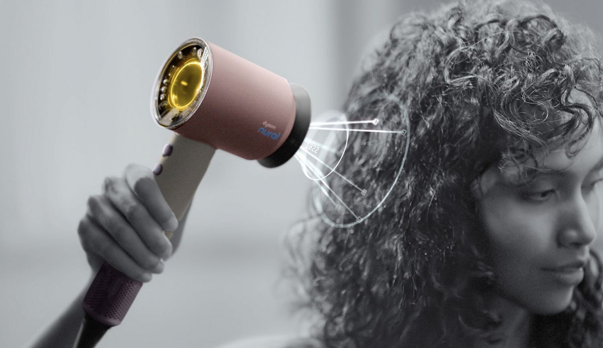 مجفف الشعر Dyson Supersonic Nural™ HD16 — صورة استخدام Supersonic Nural بالوردي السيراميكي