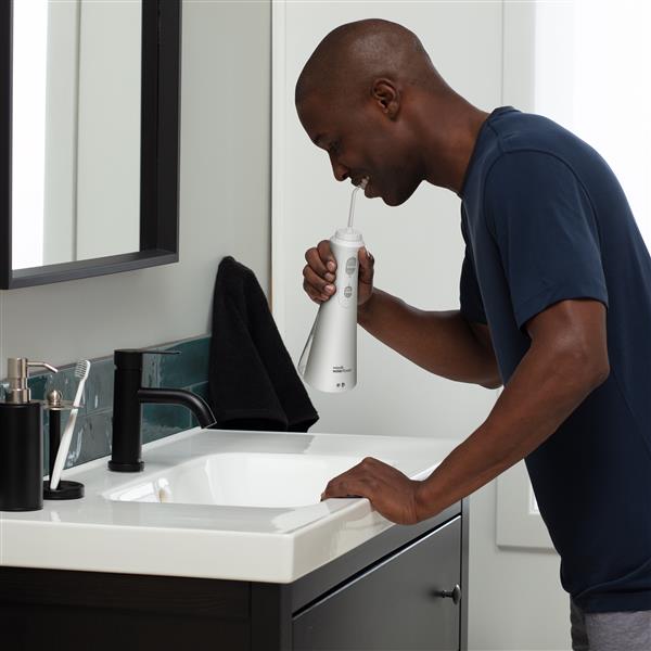 خيط مائي لاسلكي كوردلس بلس - أبيض | Waterpik Cordless Plus Water Flosser White – WP450ME | صورة المنتج 3 / Product image 3